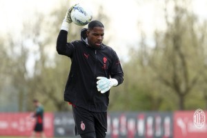 九游下载中心-迈尼昂、托莫里归队合练，莱奥、加比亚继续个人训练|国家队|拉斐尔·莱奥|拉斐尔-达-席尔瓦|莱奥-席尔瓦|ac米兰_新浪体育_新浪新闻